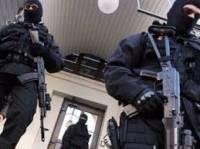 В Северодонецке два вооруженных человека блокируют работу прокуратуры. Силовики бессильны?